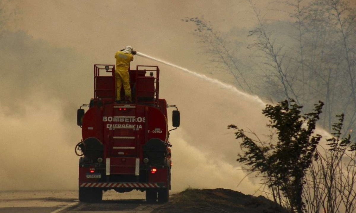 Bombeiros combatem um incêndio na rodovia SP-215 em São Carlos, estado de São Paulo, Brasil, em 23 de agosto de 2024. -  (crédito:  Lourival IZAQUE / AFP)