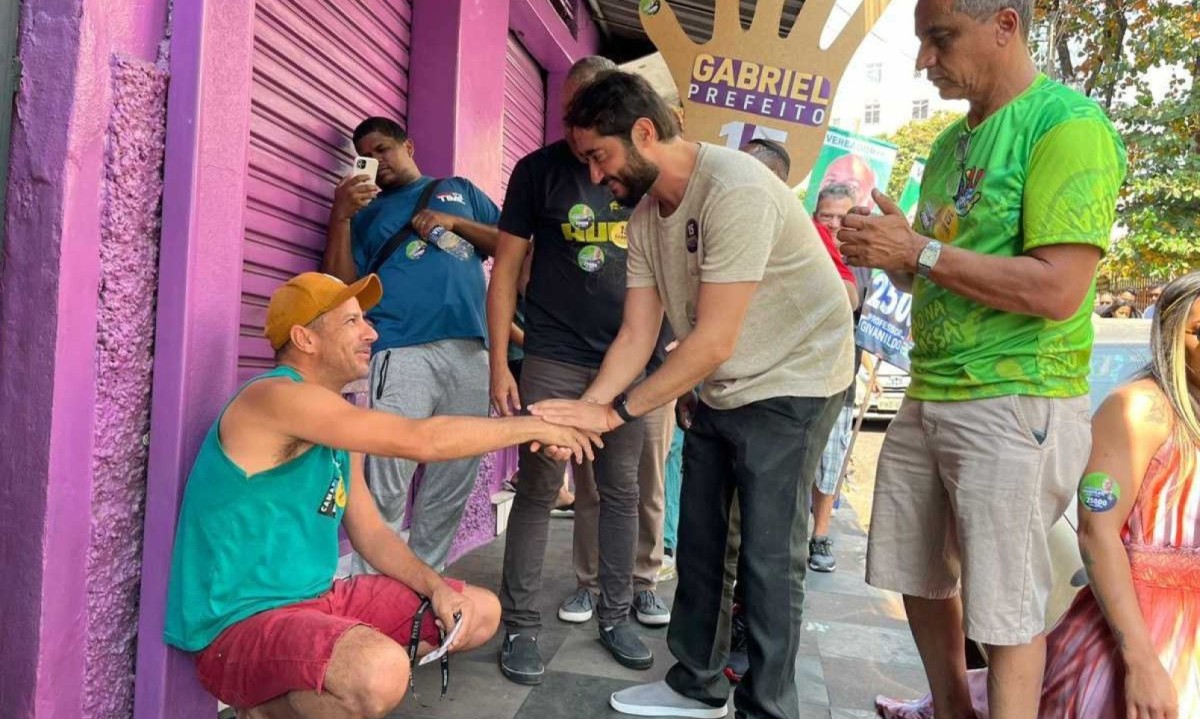 Gabriel visitou a Cabana do Pai Tomás, na Região Oeste de Belo Horizonte, neste domingo (25/8) -  (crédito: Divulgação/Campanha Gabriel Azevedo)