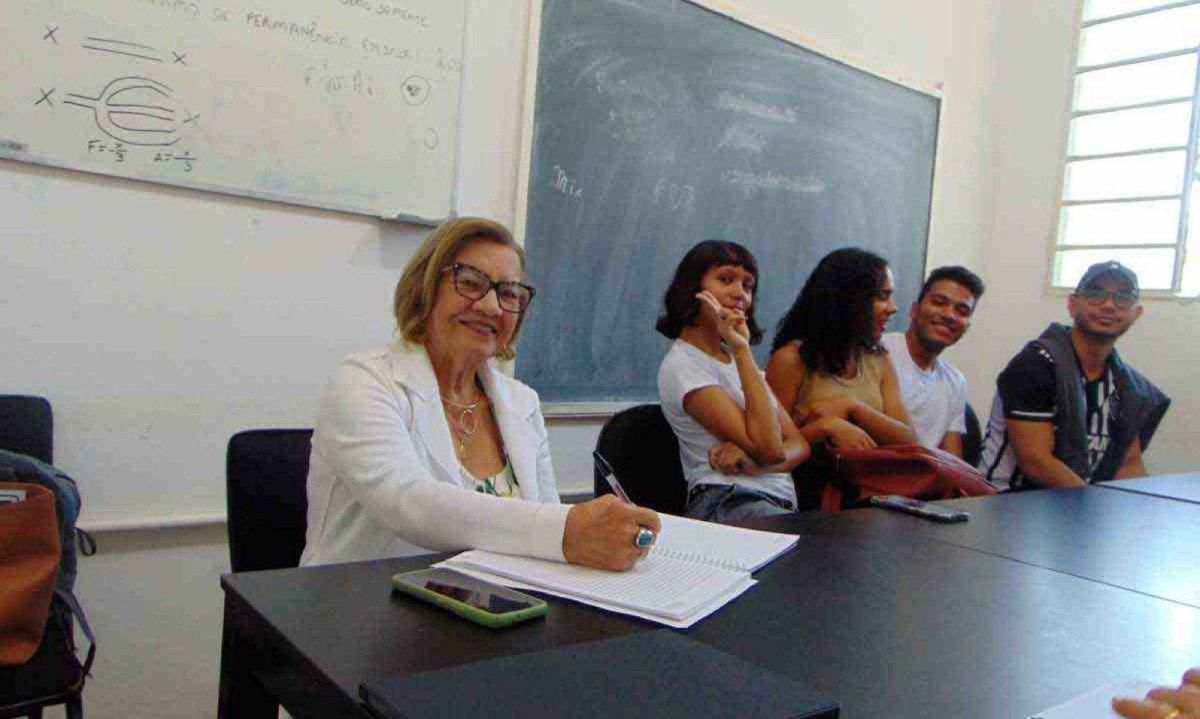 86 anos, caloura de medicina: Formada em enfermagem, psicologia e direito, maria da glória mameluque venceu um câncer e escreveu mais um livro antes de passar no vestibular para novo curso na unimontes

 -  (crédito: Luiz Ribeiro/em/D.A Press)