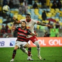 Michael leva a melhor sobre defensor do Red Bull Bragantino, no Maracanã -  (crédito: Foto: Ari Ferreira / Red Bull Bragantino)