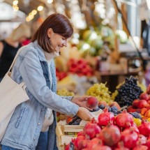 Comprar frutas sazonais favorece o bolso e a saúde (Imagem: Igisheva Maria | Shutterstock)  -  (crédito: EdiCase)