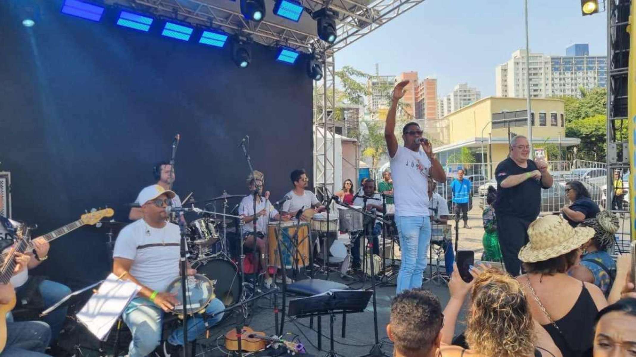 Virada: Praça do Samba atrai público com calor e shows de samba e pagode