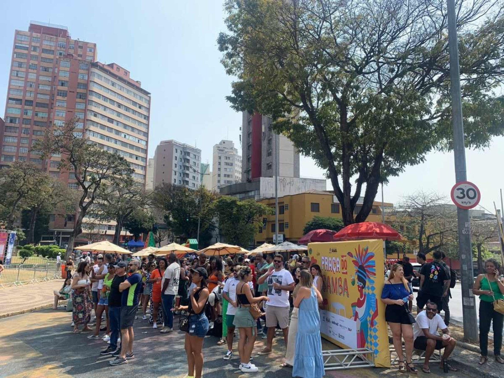 As poucas áreas de sombras são disputadas na Praça Raul Soares