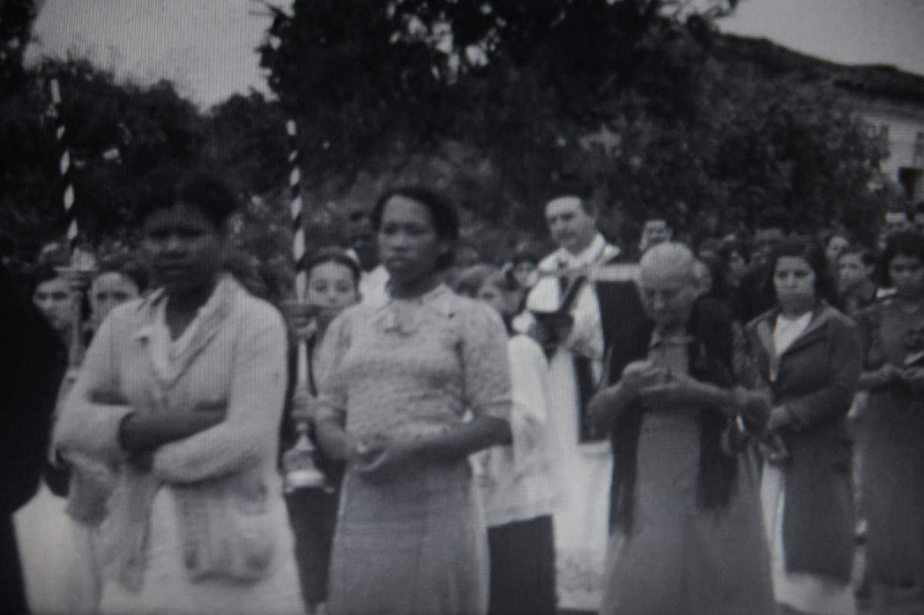 Na foto, o padre abençoa a comunidade e acompanha um enterro