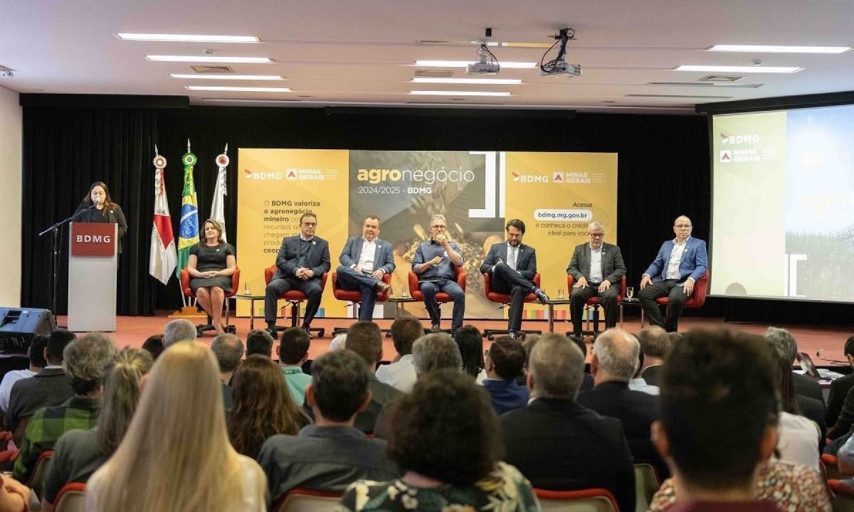 O governador Romeu Zema; o presidente do BDMG, Gabriel Viégas Neto; e os secretários de Estado de Desenvolvimento Econômico, Fernando Passalio, e de Agricultura, Pecuária e Abastecimento, Thales Fernandes, participaram do anúncio dos créditos bilionários ao agronegócio -  (crédito: BDMG/Divulgação)