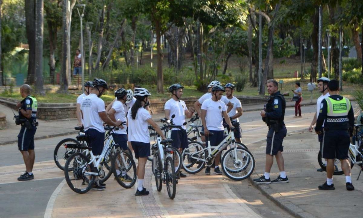 Treinamento de guardas municipais com bikes elétricas no Parque Municipal -  (crédito: Túlio Santos/EM/D.A.Press. Brasil. Belo Horizonte - MG)