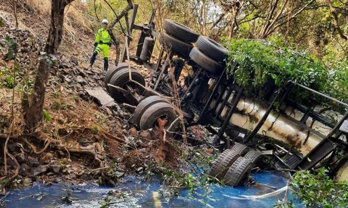 Caminhão cai de ponte e motorista morre na BR-365, óleo vazou em córrego -  (crédito: Rede de Noticias)