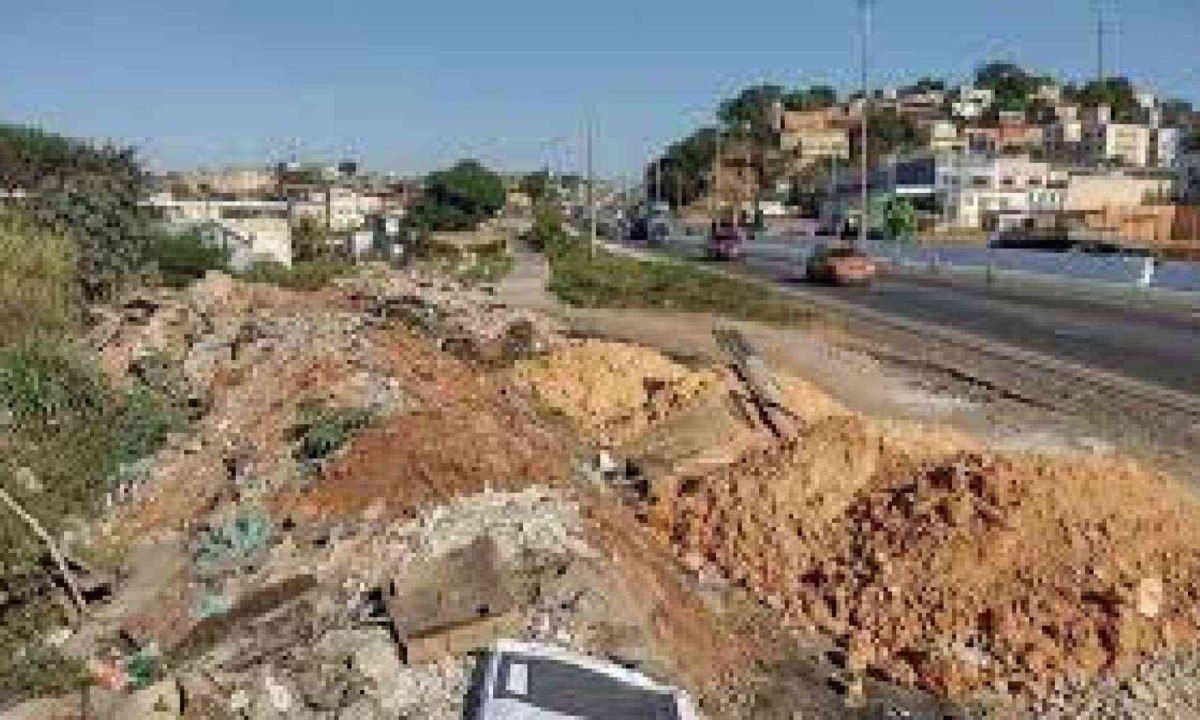 Corpo foi encontrado, carbonizado, às margens do Anel Rodoviário -  (crédito: Edésio Ferreira/EM/D. A. Press)