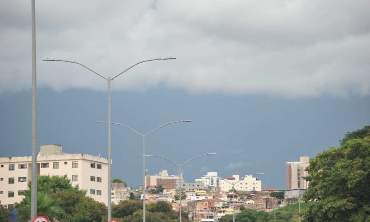 Em BH, a umidade fica em torno de 40%, de acordo com a Defesa Civil  -  (crédito: Alexandre Guzanshe/EM/D.A. Press)