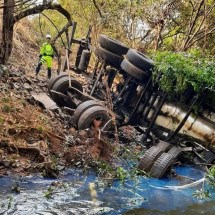 Caminhão-tanque cai de ponte, derrama diesel e motorista morre na BR-365 - Rede de Noticias