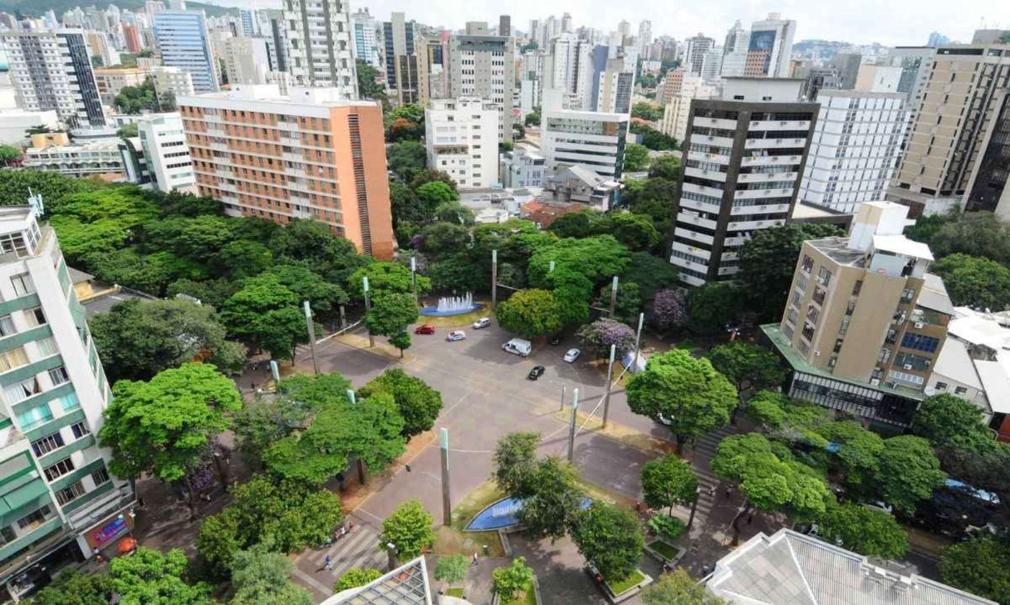 A região é famosa por suas praças, como a Praça da Savassi, e por eventos culturais frequentes que movimentam o bairro