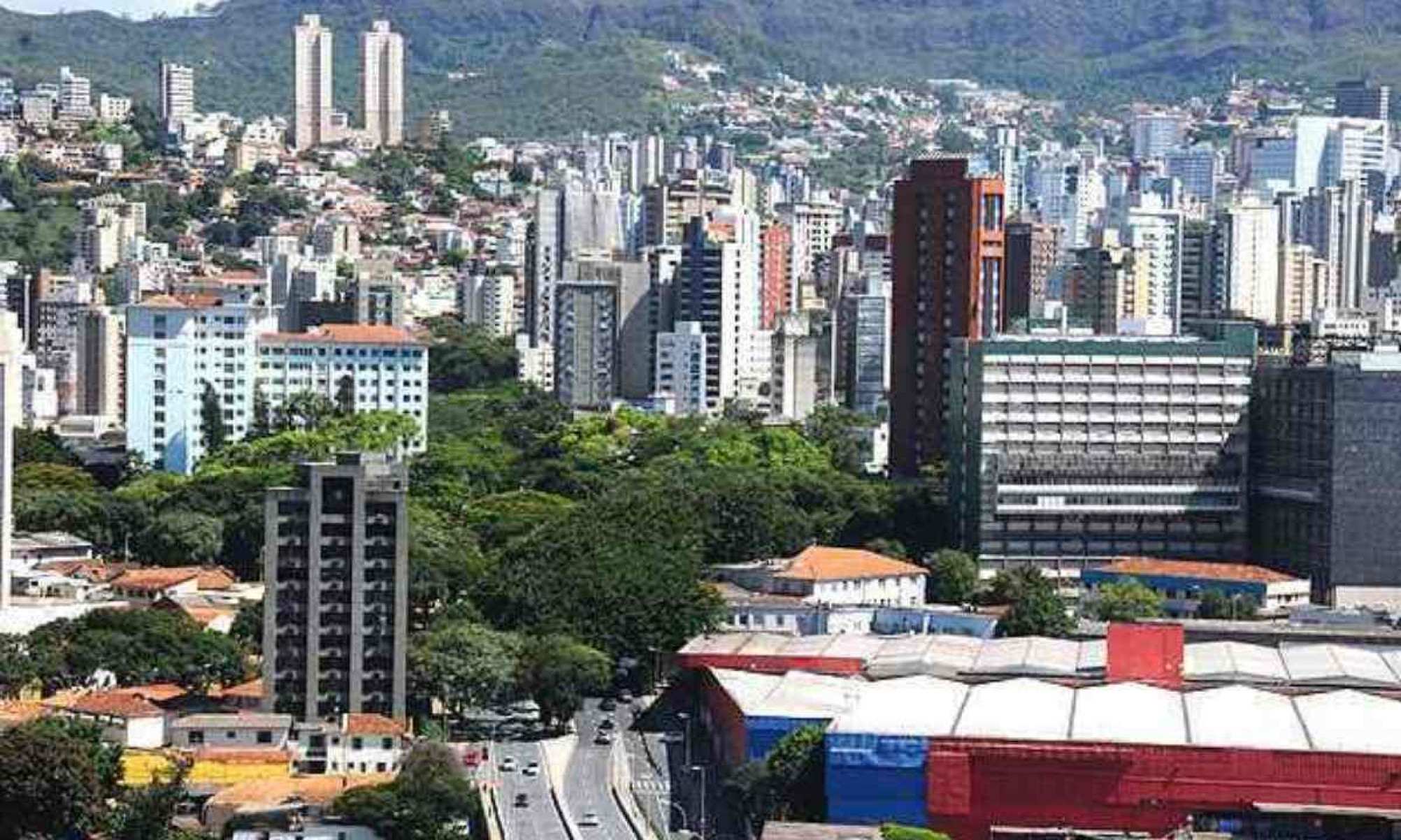 Os imóveis variam entre prédios modernos e casas antigas