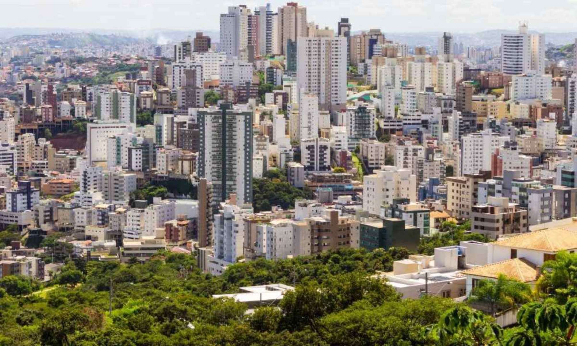 O comércio local é diversificado, com opções de supermercados, academias e restaurantes