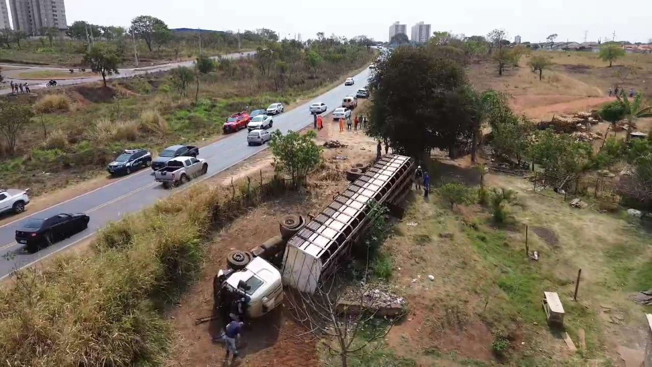 Motociclista morre atropelado por caminhão de gado em rodovia de Minas