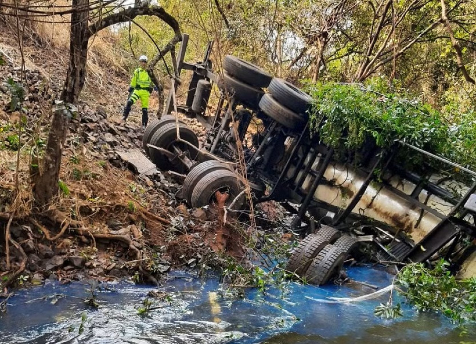 Caminhão-tanque cai de ponte, derrama diesel e motorista morre na BR-365