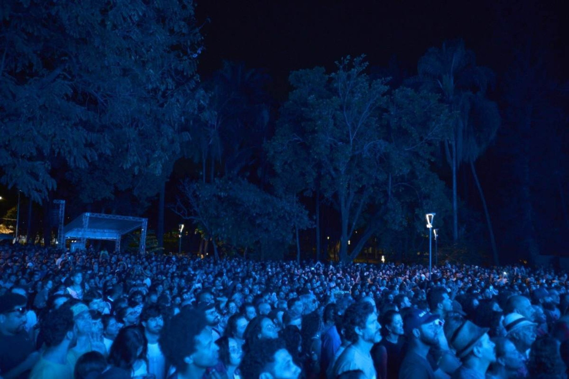 Multidão lota o Parque Municipal de BH para ver Lenine cantar 