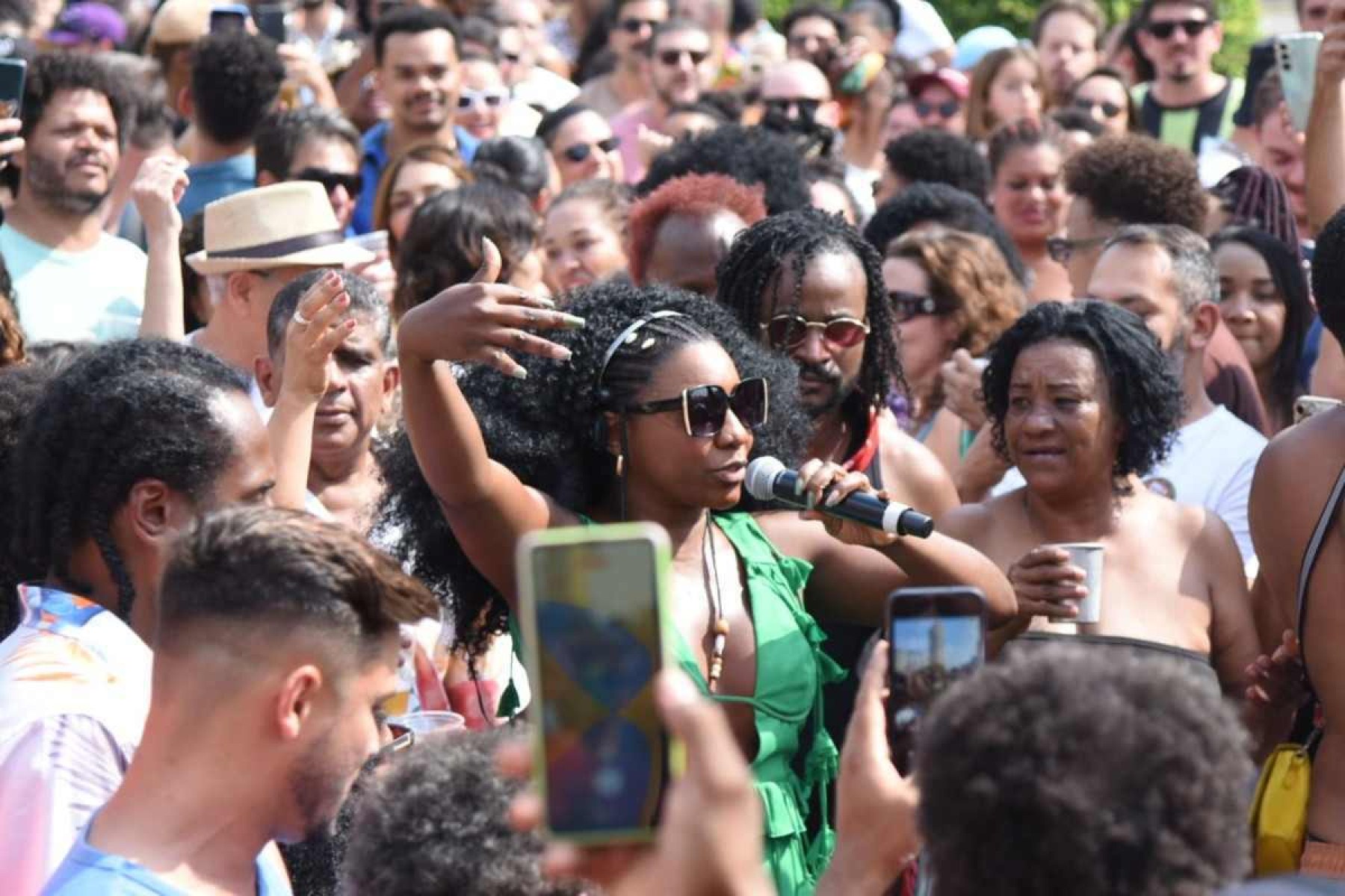 Adriana Araújo faz show junto do público na Praça Raul Soares, em BH