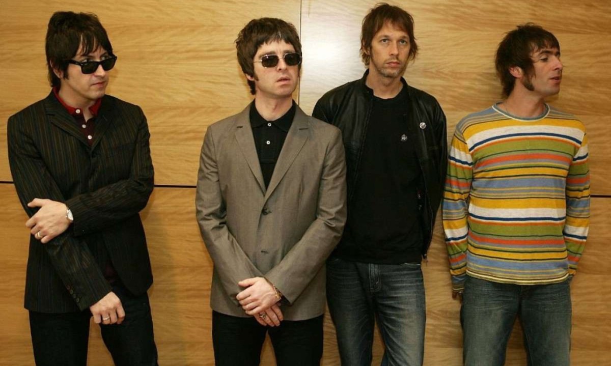 Da esquerda para a direita, Gem, Noel Gallagher, Andy Bell e Liam Gallagher, membros da banda Oasis, em sessão fotográfica em Hong Kong em 2006 -  (crédito: Mike CLARKE / AFP)