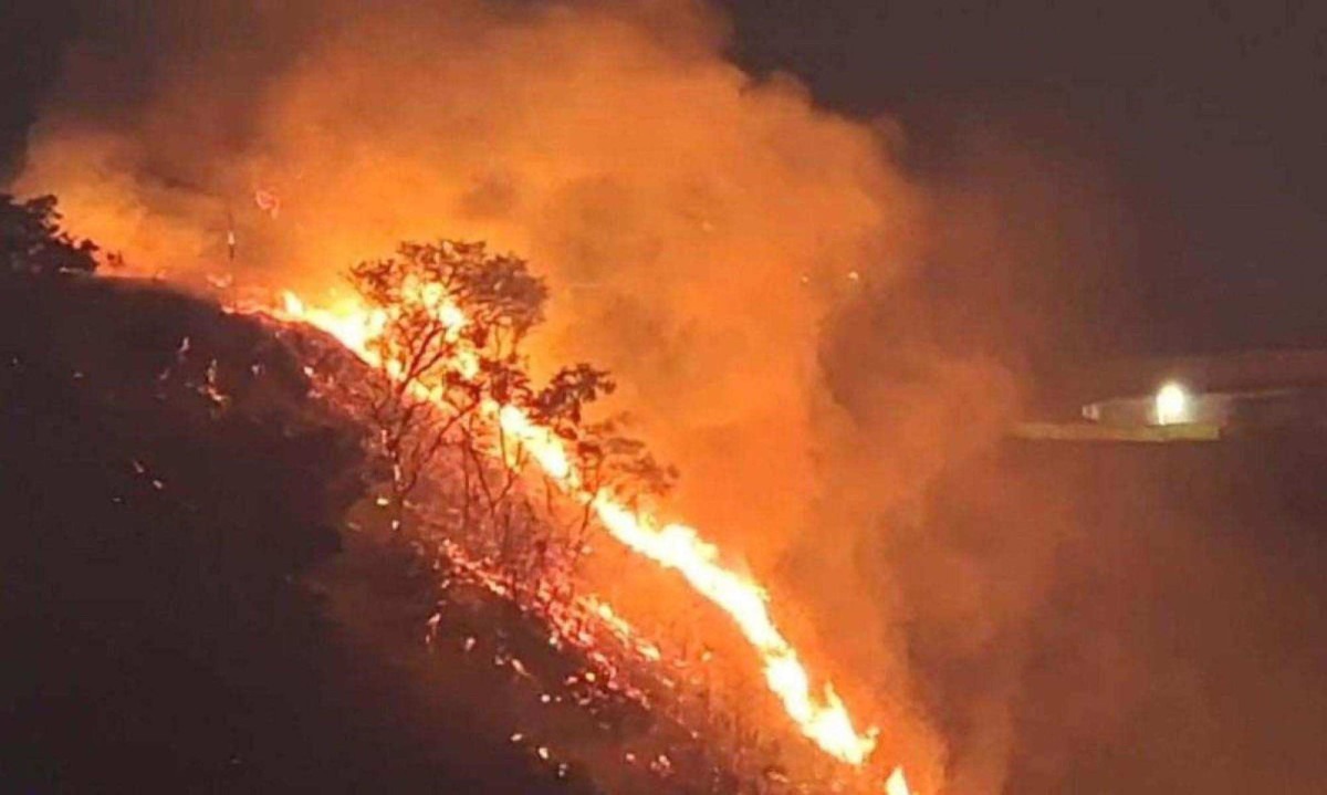 Fogo que destruiu parte do galpão da Escola de Samba Cidade Jardim -  (crédito: Marcos Vieira/EM/D. A. Prees)