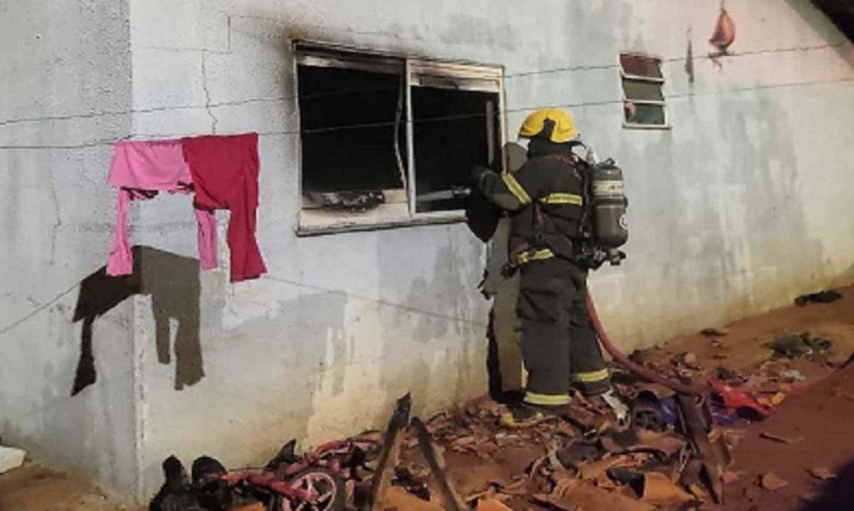 Menino foi a segunda vítima do incêndio. Sua irmã já havia morrido -  (crédito: CBMMG)