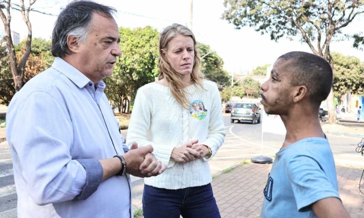 Mauro Tramonte e Luísa Barreto visitaram Lagoinha e conversaram com população em situação de rua -  (crédito: Divulgação/Campanha Mauro Tramonte)