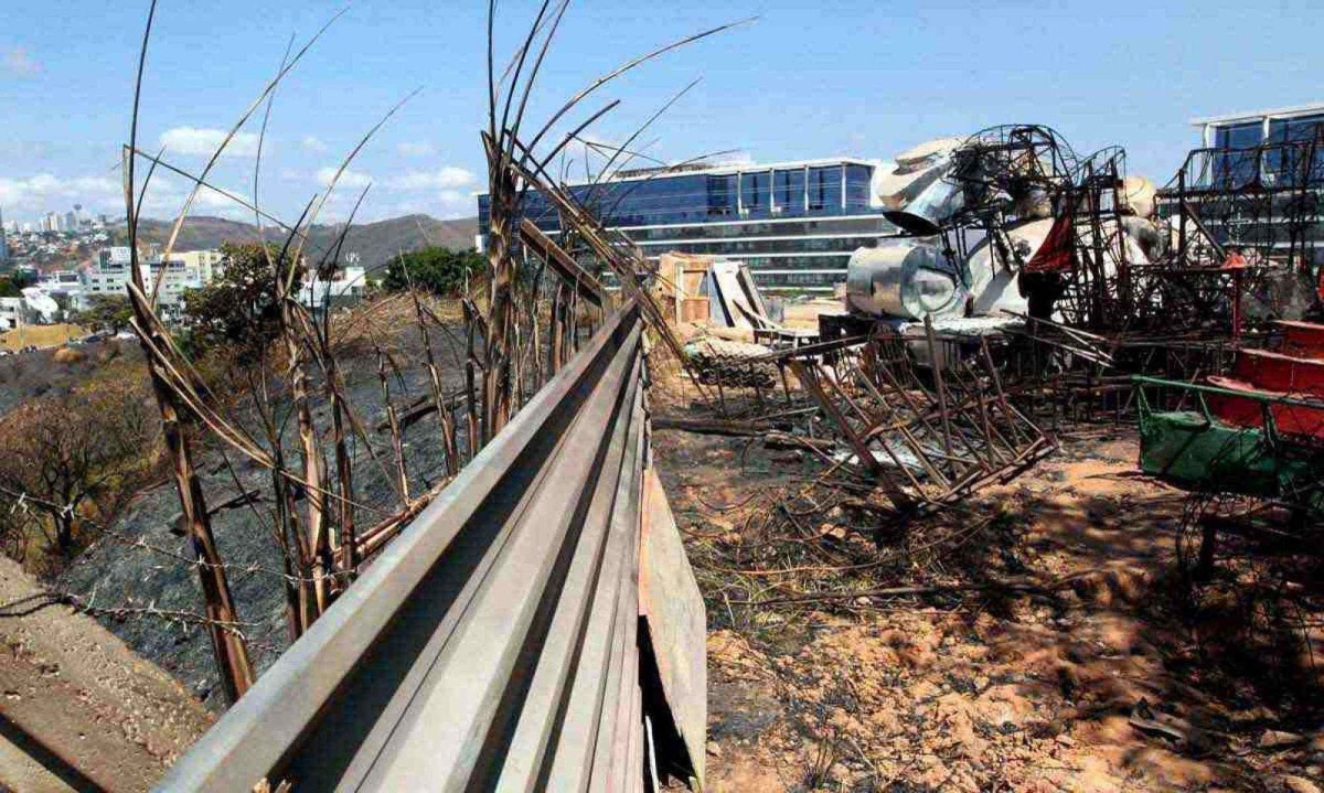 Área incendiada na noite de segunda-feira: fogo em mata às margens da Avenida Raja Gabaglia destruiu carros alegóricos avaliados em R$ 100 mil -  (crédito: Jair Amaral/EM/D.A Press)