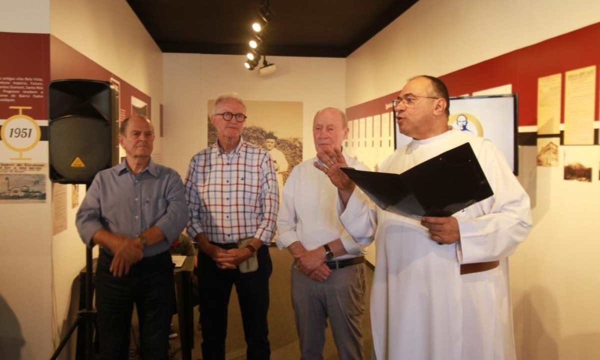 Na foto, o tradutor Hans, os sobrinhos de Padre Eust&aacute;quio Will e Ian Van Del Boomen e o Padre Marcos Vin&iacute;cius Maciel -  (crédito: Edesio Ferreira/EM/D.A Press)