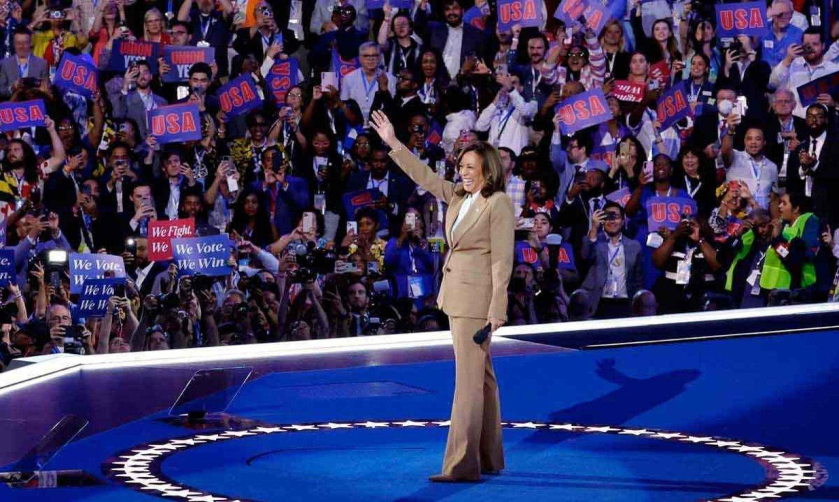  Kamala Harris usa terno desenhado pela diretora-criativa da Chlo&eacute;, Chemena Kamali, no primeiro dia da conven&ccedil;&atilde;o democrata, nos EUA 
 -  (crédito: KAMIL KRZACZYNSKI/AFP)