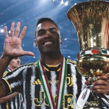 Alex Sandro com a camisa da Juventus -  (crédito: Foto: Reprodução / Instagram)