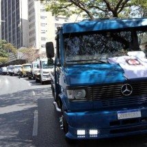 Vídeo: motoristas de reboque fazem ato durante julgamento de delegado em BH - Jair Amaral / EM / D.A Press