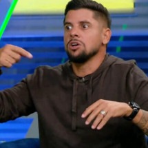 Atualmente, Cicinho trabalha como comentarista esportivo -  (crédito: Foto: Reprodução / SBT)