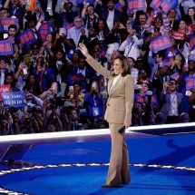 Kamala Harris esbanja elegância ao se vestir. Saiba quem é sua estilista  - KAMIL KRZACZYNSKI/AFP