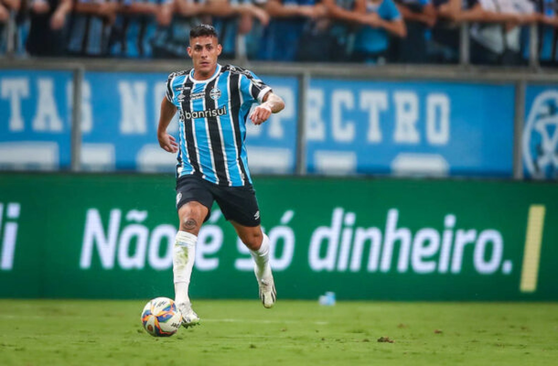 Grêmio confirma lesão muscular do atacante Pavón