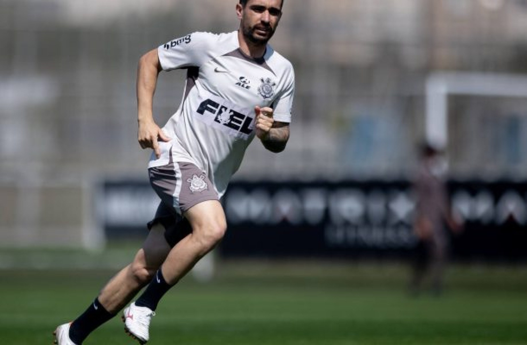 Corinthians antecipa viagem e faz último treino no Sul do Brasil