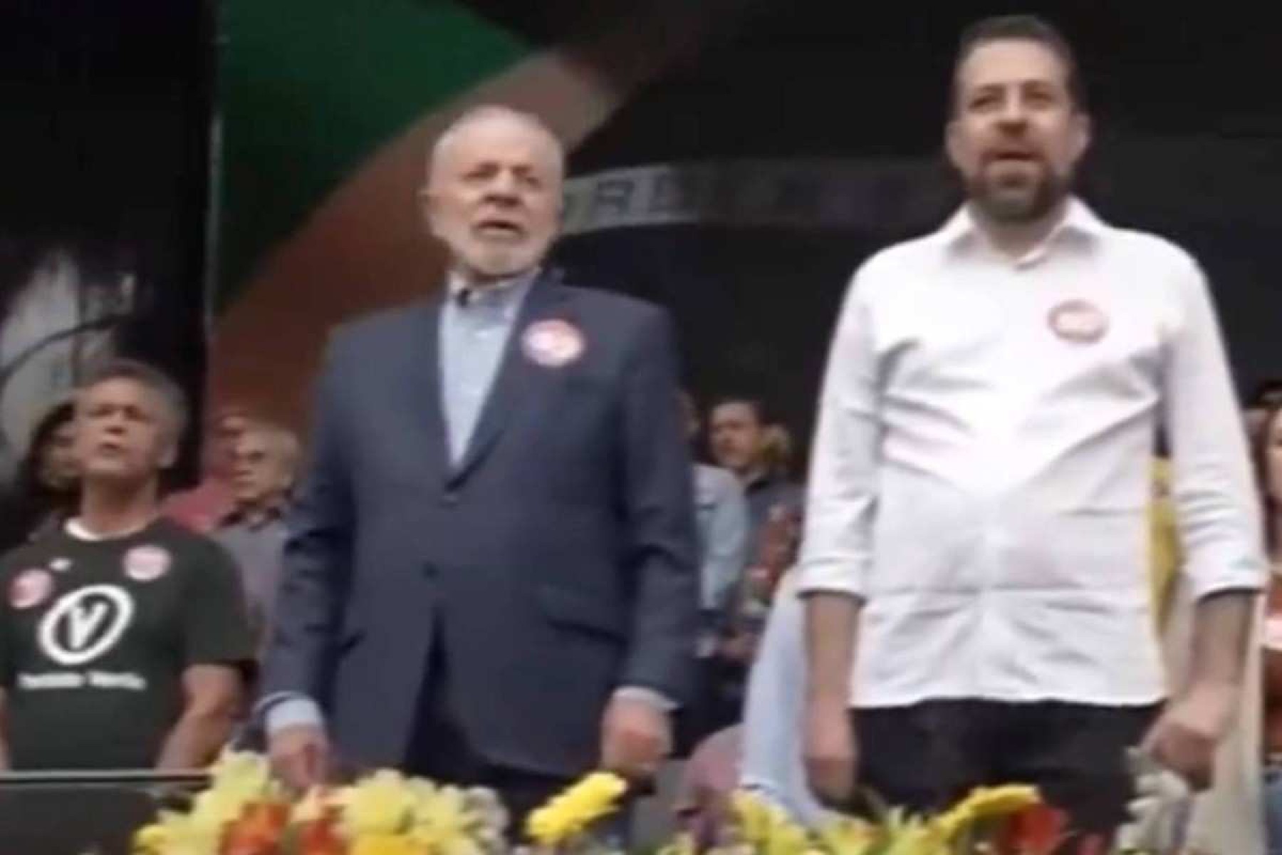 Presidente Lula, ao lado de Guilherme Boulos, durante evento onde o Hino Nacional foi cantado com a linguagem neutra -  (crédito:  @DIEZanzag no X/Reprodução)