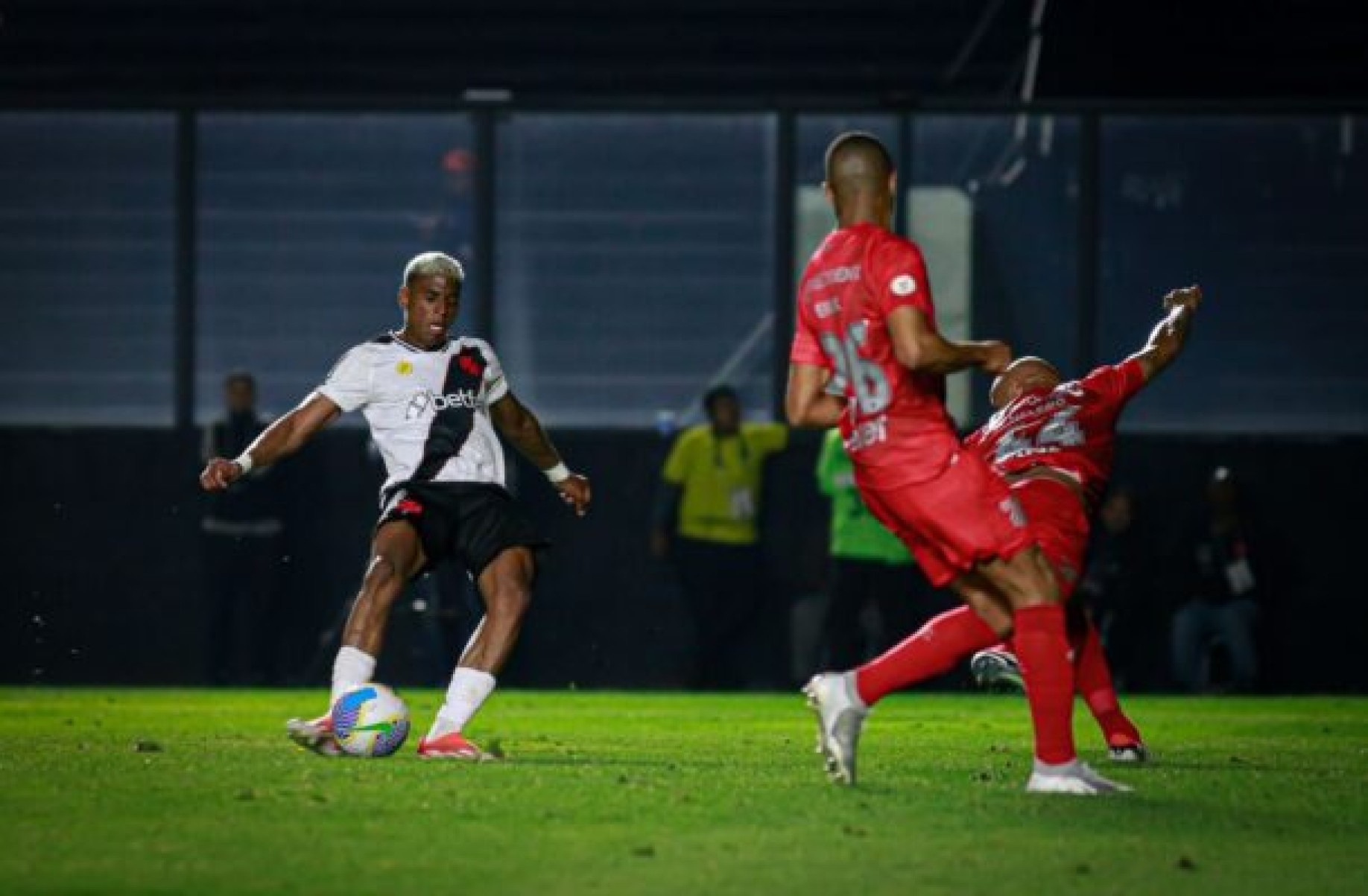 Emerson Rodríguez vai do inferno ao céu em virada do Vasco