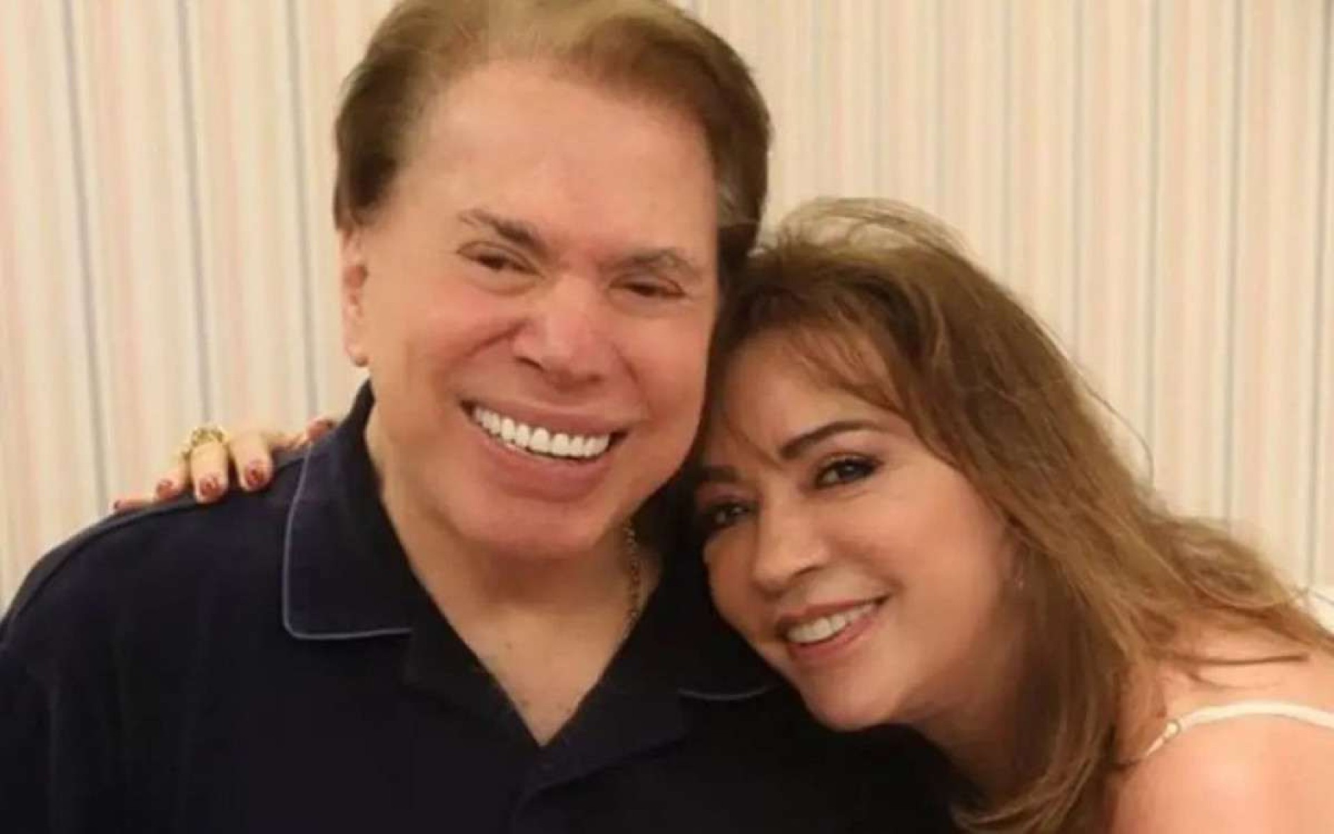 Silvio Santos, sorridente, com Iris Abravanel -  (crédito: Reprodução/Instagram)