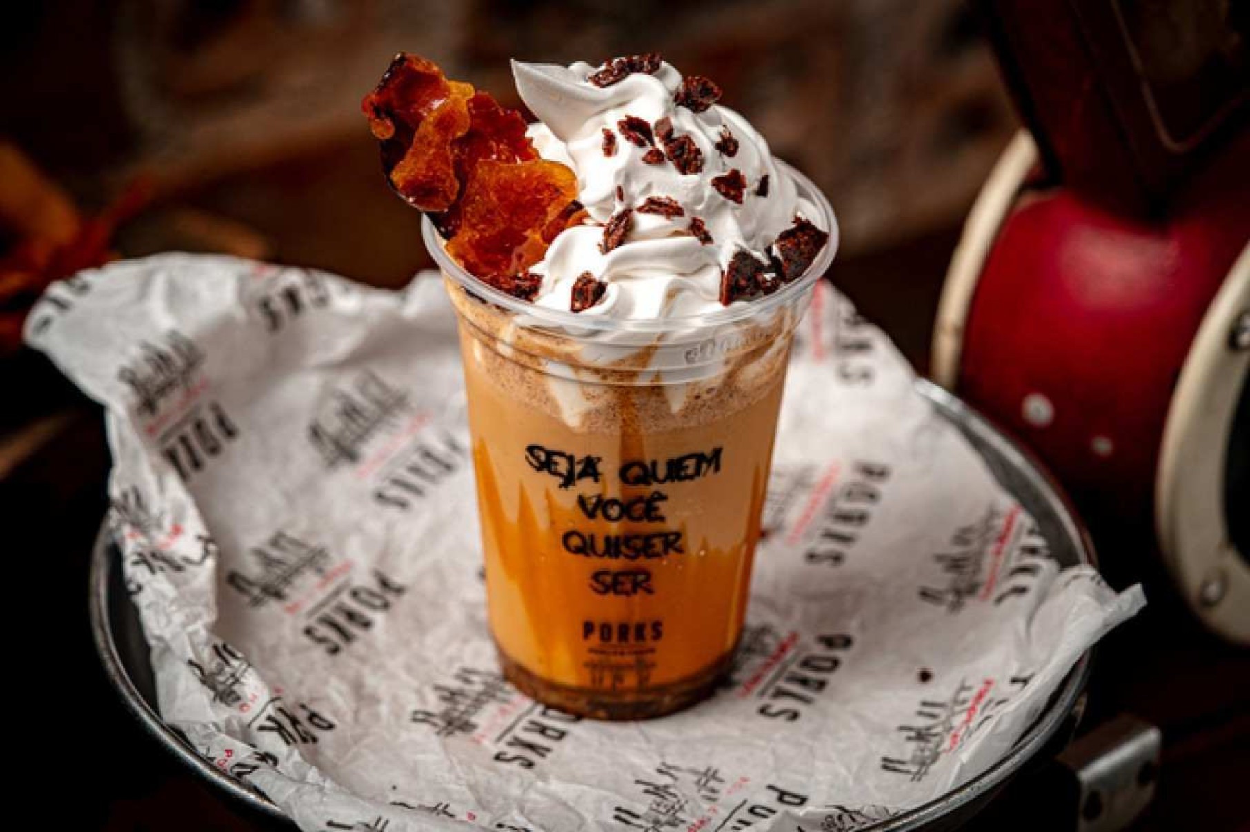 Milkshake de Bacon: Sorvete de creme batido com bacon caramelizado, coberto com chantilly e crispy de bacon caramelizado