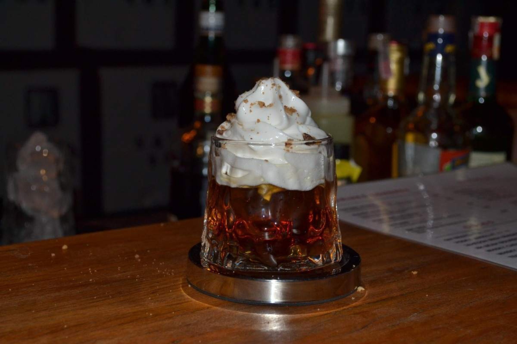 Na foto, o drinque autoral do Hotel Londres chamado de "Baker Street", feito com Bacardi 8, bourbon, chá Earl Grey, Carpano Rosso e espuma de caramelo salgado 