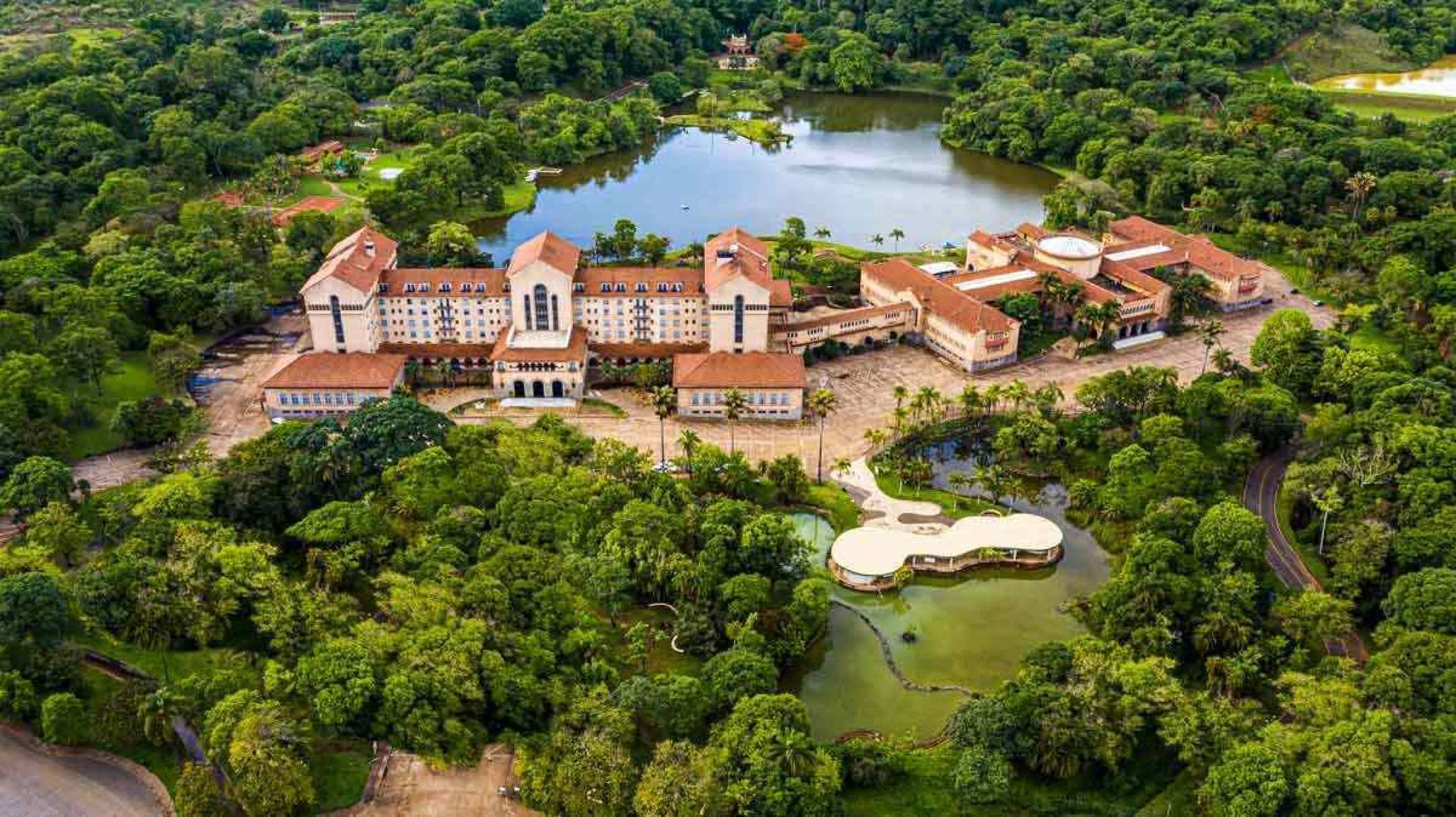 O castelo, localizado no Parque do Barreiro, foi construído durante a Segunda Guerra Mundial e inaugurado em 1944, pelo então presidente Getúlio Vargas