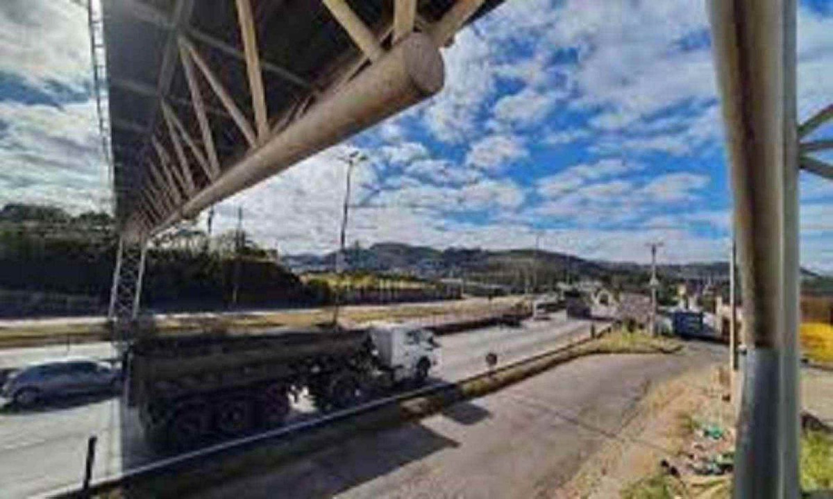 Homem deixou de atravessar a pista do Anel usando a passarela e acabou atropelado -  (crédito: Leandro Kouri/EM/D. A. Press)