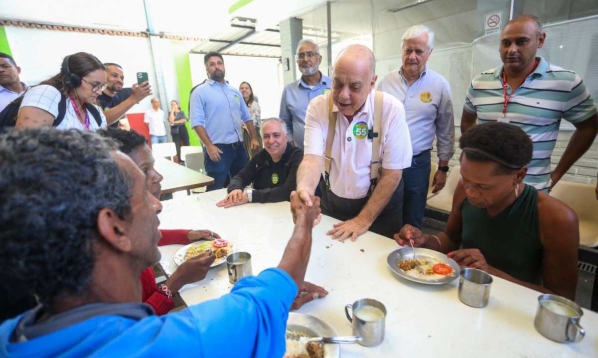 Fuad conversou com moradores em visita na unidade, no Carlos Prates -  (crédito: JÚNIA GARRIDO/CAMPANHA FUAD NOMAN)