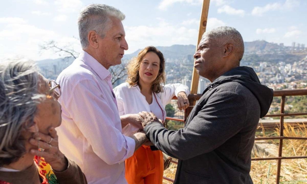 Rogério Correia e Bella Gonçalves visitaram a Escola de Samba Cidade Jardim após um incêndio atingir os carros alegóricos de carnaval da agremiação -  (crédito: Mariana Bastani/Campanha Rogério Correia)