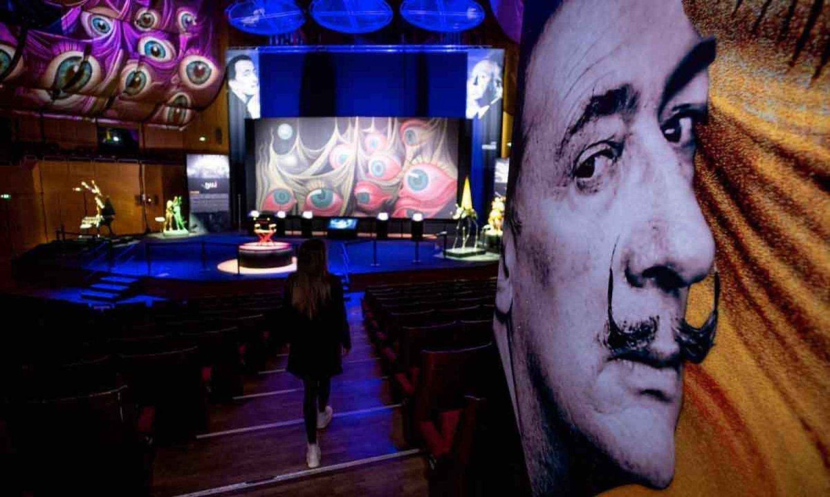 Exposição sobre Salvador Dalí em Munique, na Alemanha, tem cenografia inspirada no filme "Spellbound" ("Quando fala o coração"), de  Hitchcock
 -  (crédito: MORRIS MAC MATZEN / AFP)