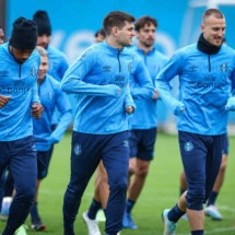 Jemerson (centro) e Rodrigo Ely (esquerda) aproveitaram oportunidades nesta temporada e se afirmaram como titulares do Grêmio -  (crédito: Foto: Lucas Uebel/Grêmio FBPA)