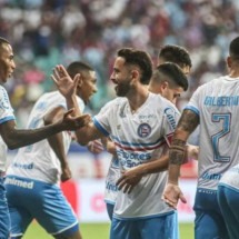 Jean Lucas recebe o cumprimento de Everton Ribeiro em comemoração de gol do Bahia -  (crédito: Foto: Tiago Caldas / EC Bahia)