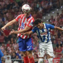  Atletico Madrid's Norwegian forward #09 Alexander Sorloth jumps for the ball with Espanyol's Spanish-Moroccan defender #23 Omar El Hilali during the Spanish league football match between Club Atletico de Madrid and RCD Espanyol at the Metropolitano stadium in Madrid on August 28, 2024. (Photo by Pierre-Philippe MARCOU / AFP)
     -  (crédito:  AFP via Getty Images)