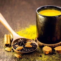 Golden milk com cúrcuma (Imagem: RHJPhtotos | Shutterstock) -  (crédito: EdiCase)