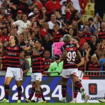 Jogadores comemorando gol contra o Bahia -  (crédito: Foto: Marcelo Cortes / CRF)