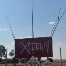 Placa com erro na beira de estrada chama atenção de motoristas - Reprodução de redes sociais 